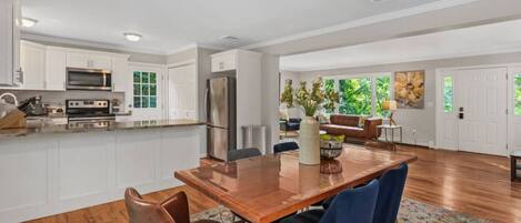 Kühlschrank, Mikrowelle, Wasserkocher mit Kaffee-/Teezubehör, Toaster