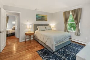 4 bedrooms, iron/ironing board, WiFi, bed sheets