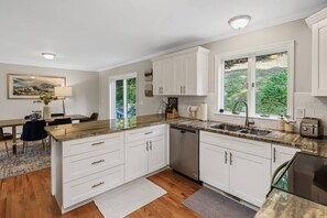 Kühlschrank, Mikrowelle, Wasserkocher mit Kaffee-/Teezubehör, Toaster