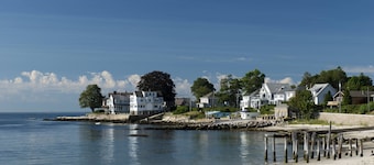 Main Street Westport, walk to shops, dining, downtown