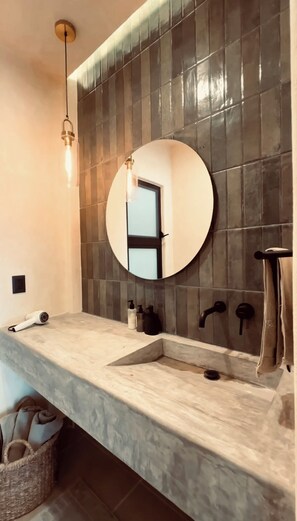 Shower, hair dryer, towels, soap - The perfect refuge for your well-deserved rest is here! (Crucecita)