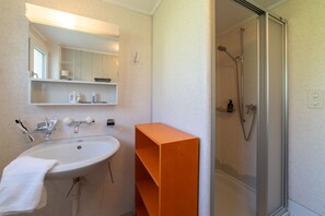 Dusche, HandtĂŒcher, Toilettenpapier
