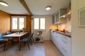 Frigorífico, horno, placa de cocina y lavavajillas