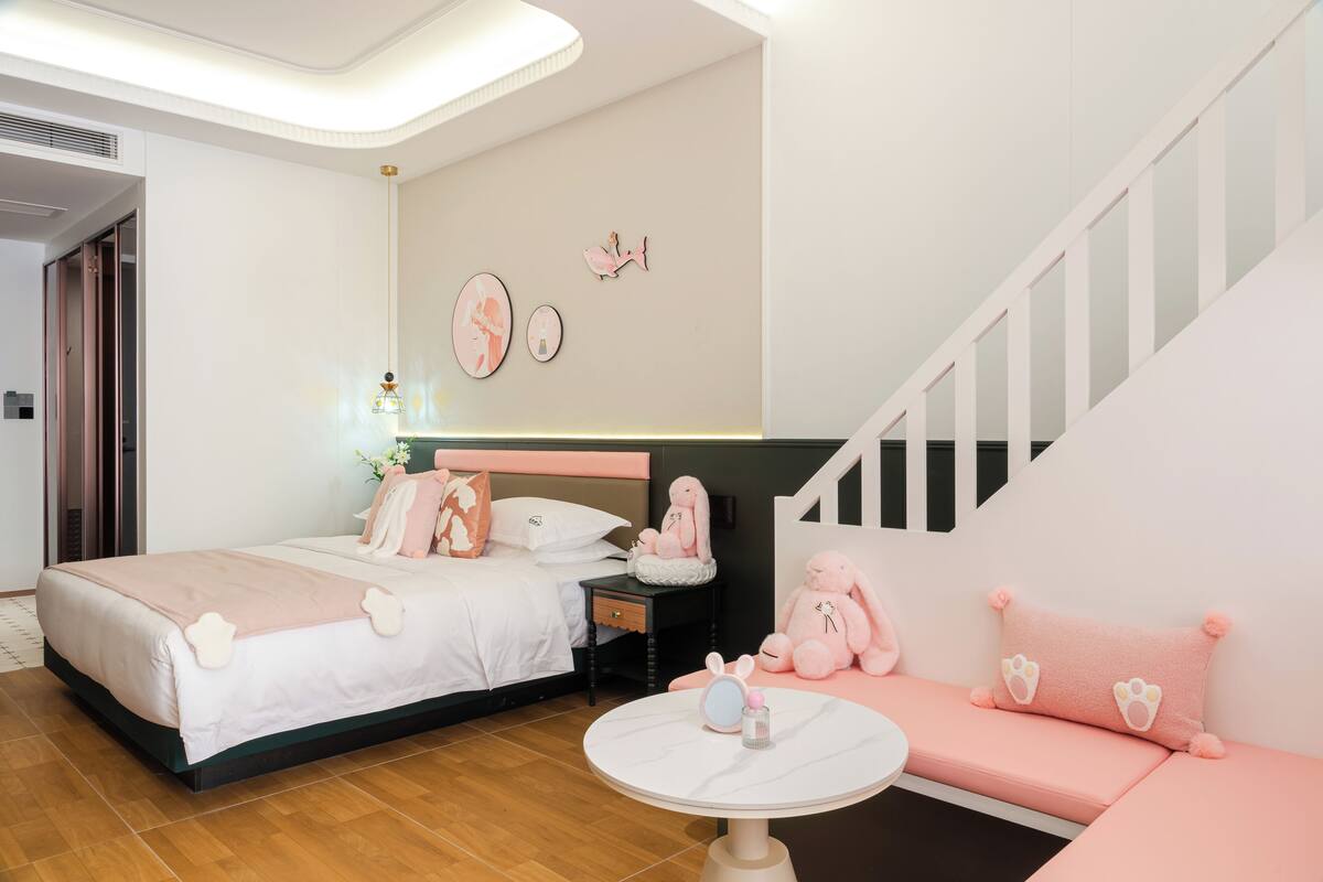 2 bedrooms, premium bedding, down comforters, memory foam beds
