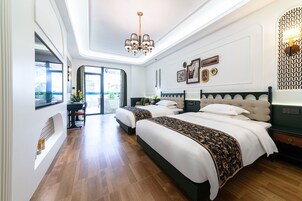 舒适双床房, 阳台, 城市景观 | 高档床上用品、羽绒被、记忆海绵床垫、特色装修