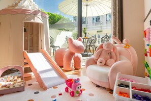Premium bedding, down duvets, memory-foam beds, individually decorated - Vishan Garden Trendy Hostel (Xiamen)