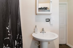 Serviettes fournies, savon, papier de toilette