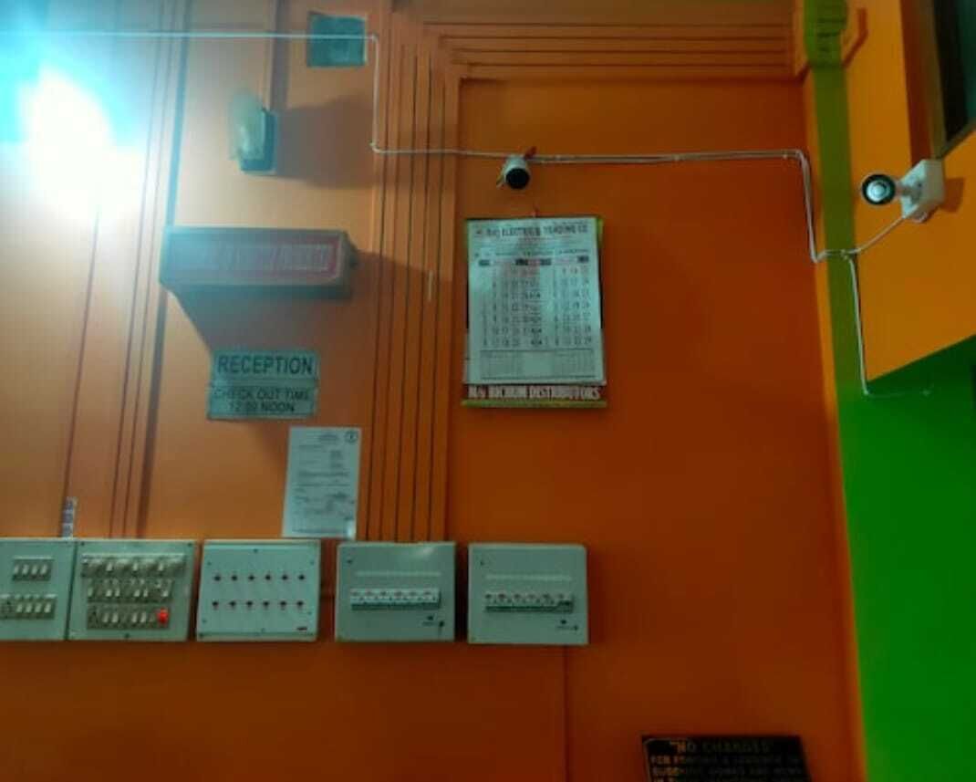 Uma área de recepção com balcão, um relógio e vários painéis de controle.