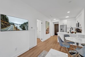 Dining - Modern 1BR Condo in Yorkville (Toronto)