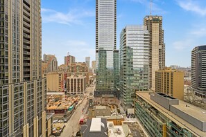 Exterior - Modern 1BR Condo in Yorkville (Toronto)