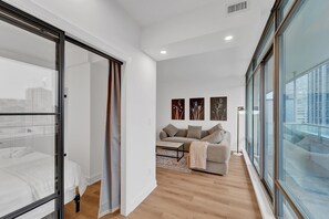 1 bedroom, desk, WiFi, bed sheets - Modern 1BR Condo in Yorkville (Toronto)