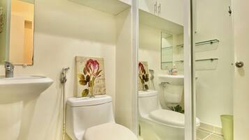 Dusche, Bidet, Handtücher, Seife