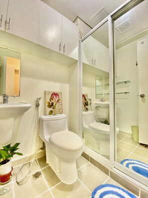 Een douche, een bidet, handdoeken, zeep