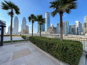 Property grounds - Stunning 1BR Haven w/ Canal Views | Gym & Pool (Dubai)