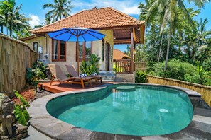 Outdoor pool, pool umbrellas, sun loungers - Villa Kuma Ubud (Tegallalang)