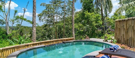 Utomhuspool, parasoller och solstolar