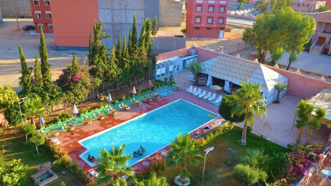 Alberca techada, camas balinesas gratuitas y sombrillas en la alberca 