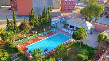 Alberca techada, camas balinesas gratuitas y sombrillas en la alberca