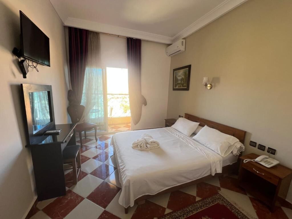 Blackout drapes, free WiFi