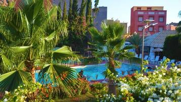Una piscina cubierta, cabañas de piscina gratuitas, sombrillas