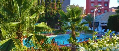 Piscine couverte, cabanons gratuits, parasols de plage