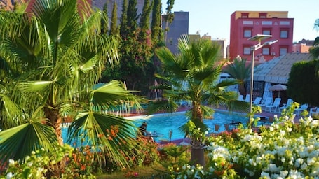 Una piscina techada, camas de piscina gratis, sombrillas. Hotel saint antoine