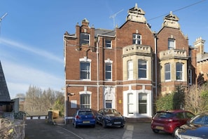 Exterior - Beautiful Apartment with Parking, Central Exeter (Devon)
