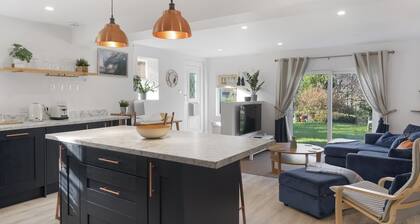 Beautiful Apartment with Parking, Central Exeter