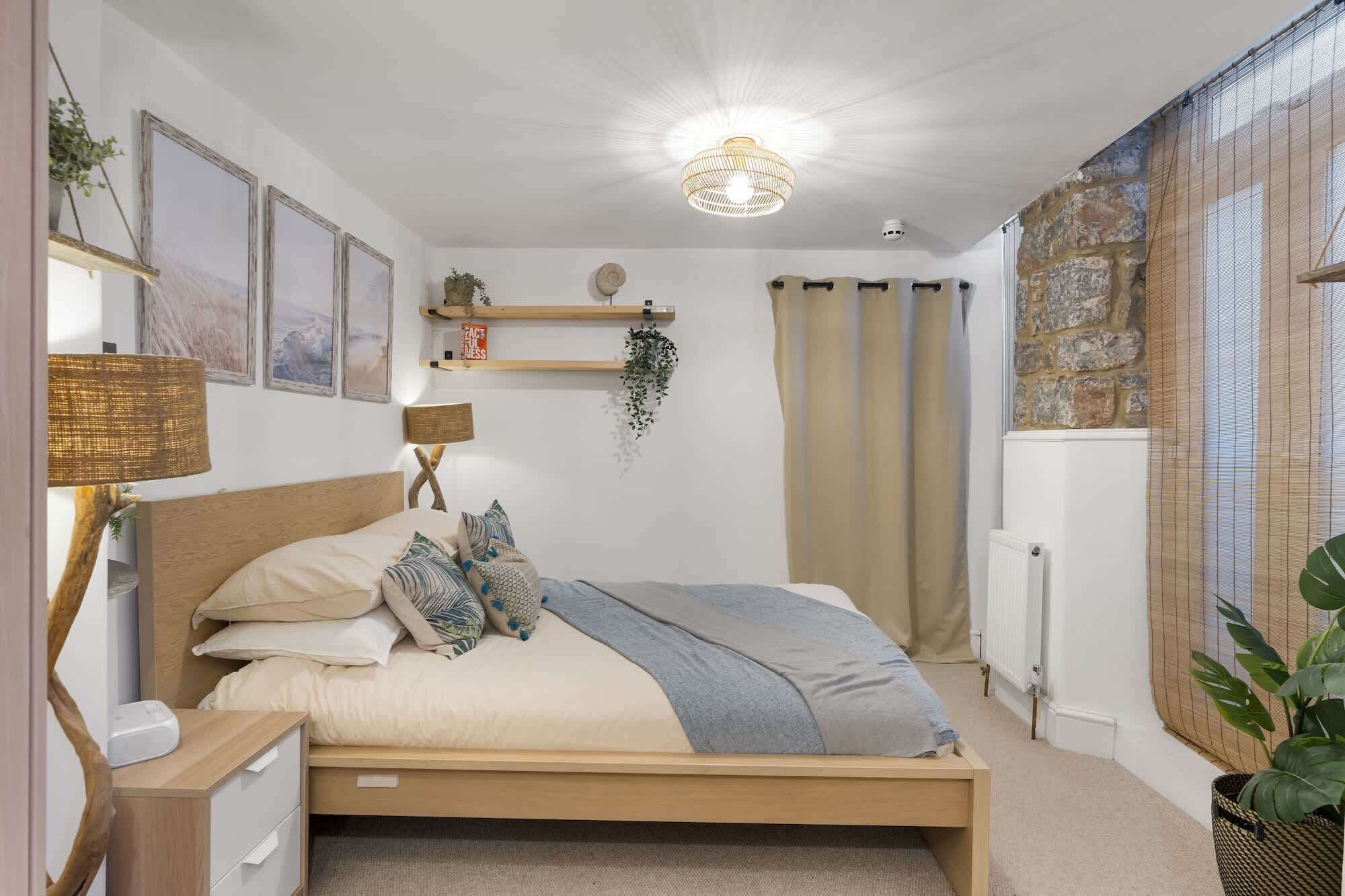 2 bedrooms, desk, iron/ironing board, WiFi