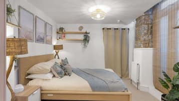 2 bedrooms, desk, iron/ironing board, WiFi