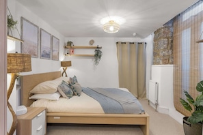 2 bedrooms, desk, iron/ironing board, WiFi - Beautiful Apartment with Parking, Central Exeter (Devon)