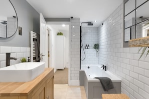 Shower, hair dryer, towels - Beautiful Apartment with Parking, Central Exeter (Devon)