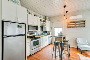 Réfrigérateur, micro-ondes, plaque de cuisson, lave-vaisselle