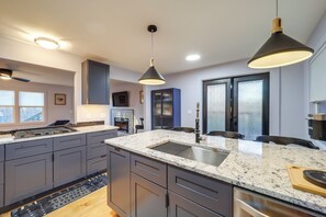 Réfrigérateur, micro-ondes, plaque de cuisson, lave-vaisselle
