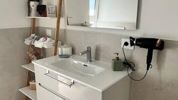 Dusche, Haartrockner, Bidet, Handtücher