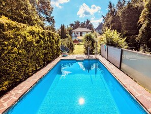 Una piscina al aire libre