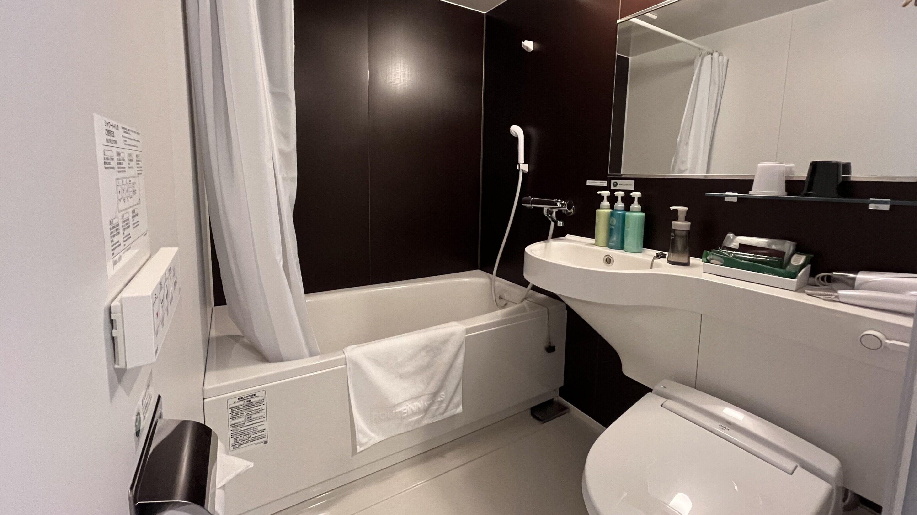 Une salle de bain moderne avec une baignoire, un lavabo et des toilettes.
