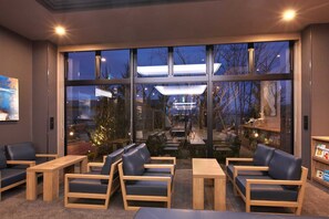 Lobby sitting area - Hotel Route Inn Suzaka (Suzaka)