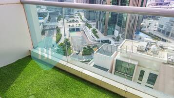 Eenvoudig appartement, balkon, uitzicht op stad | Terras