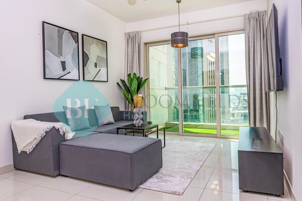 Basic Apart Daire, Balkon, Şehir Manzaralı | Oturma alanı | Televizyon