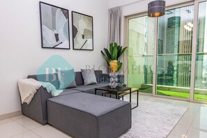 Basic Apart Daire, Balkon, Şehir Manzaralı | Oturma alanı | Televizyon