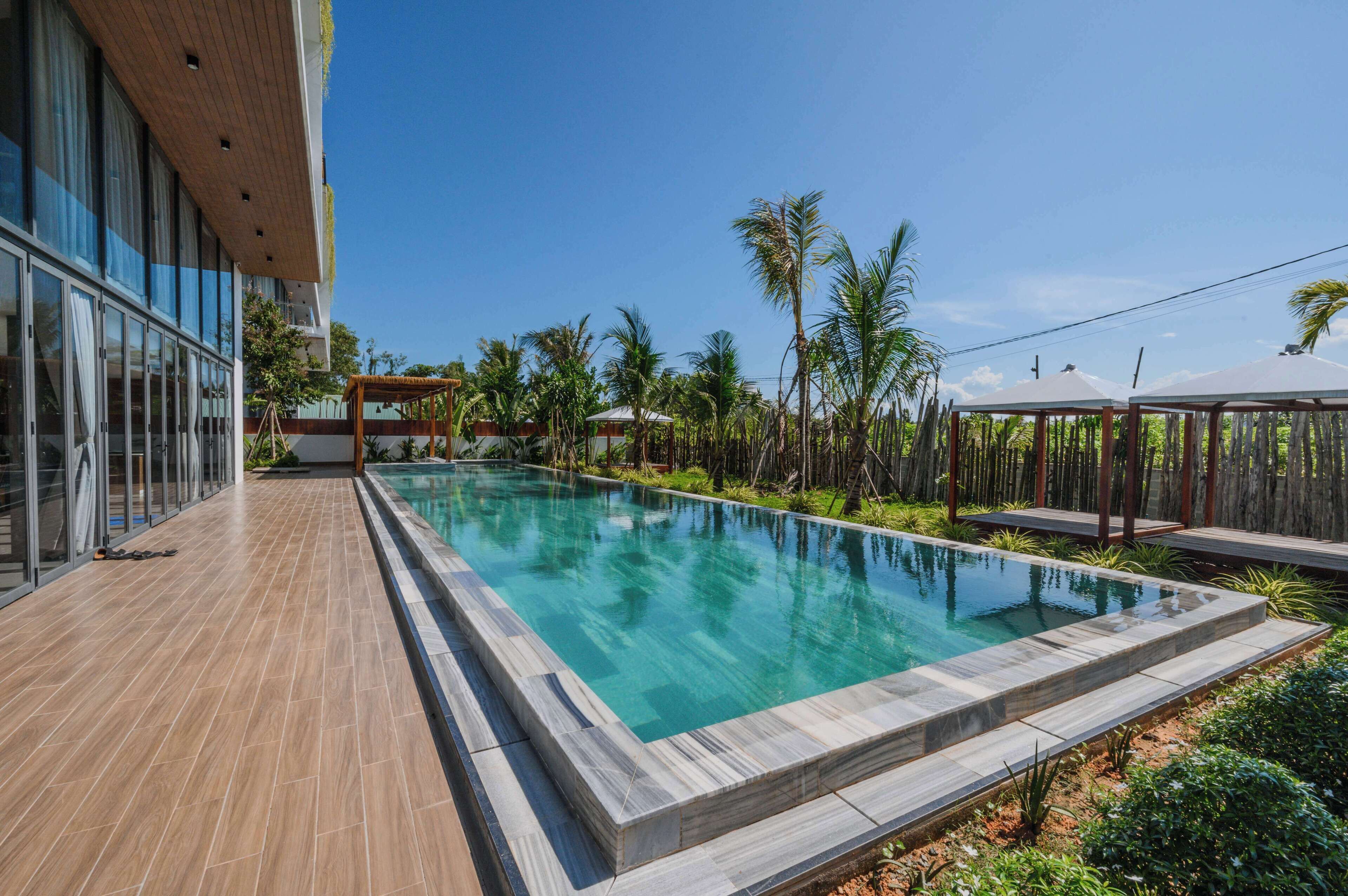 Una piscina al aire libre