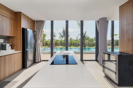 Refrigerador con freezer, microondas, arrocera, artículos de limpieza