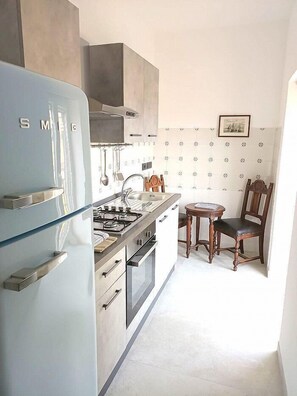 موقد طهي مسطح، ماكينة لصنع القهوة/الشاي، مستلزمات طهي/أطباق/أوعية