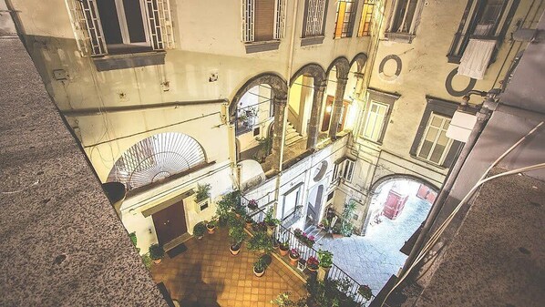 المنطقة المحيطة بالمنشأة