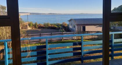 Moeraki village, family sized house stunning views, 50m to the beach.