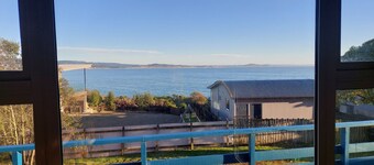 Moeraki village, family sized house stunning views, 50m to the beach.