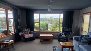 Ein Wohnzimmer mit einer Couch, einem Sessel und einem Couchtisch.