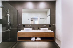 Bruser, hårtørrer, håndklæder, Sæbe