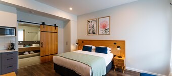 King/Twin Suite - Self contained suite with 1  King bed or Twins and single sofa bed